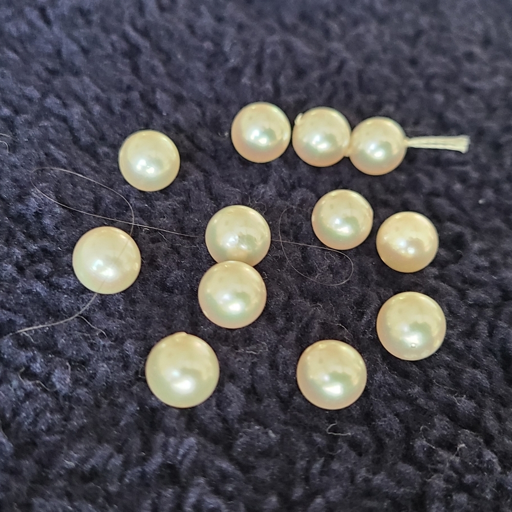 Loose cultured pearls. Can be made into a bracelet.